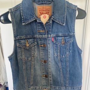 NWT Levi’s denim vest !
